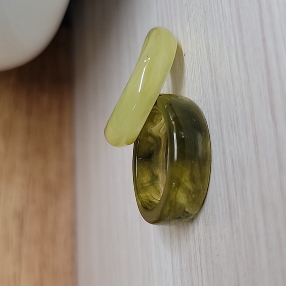 MOSSY JADE AND LEMON CITRINE ACRYLIC RING SET - Picture 5 of 8